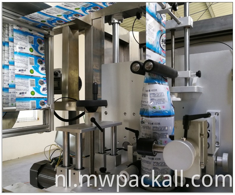 Hoge snelheid auto drinkwater krimpkous plastic bekers etiketteermachine voor krimpkous labelmachine;